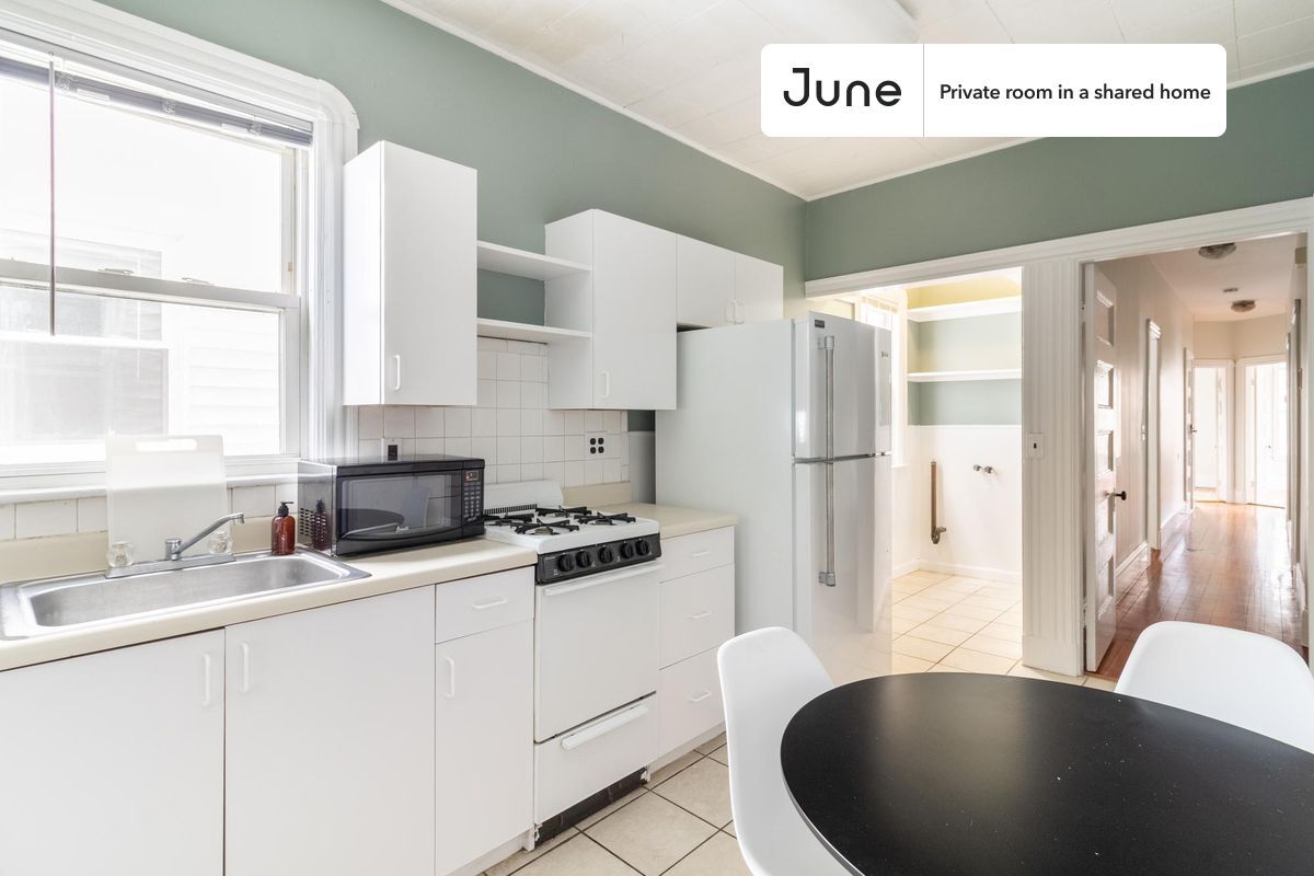 Foto principal - Private bedroom in 5 bed/1 bath Home