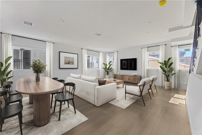 Building Photo - 4511 Rosewood Ave