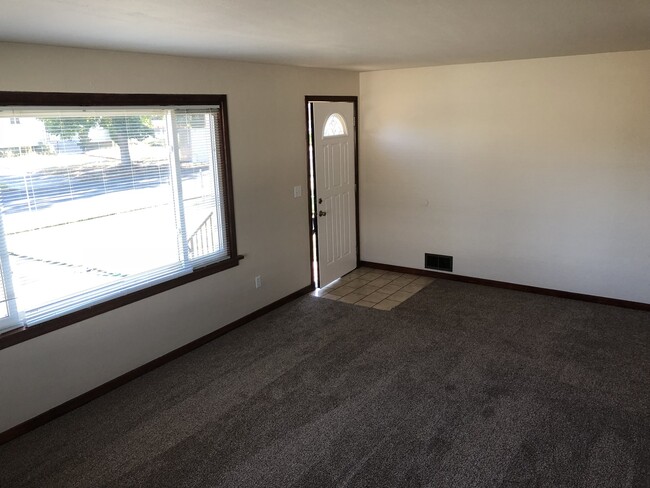 Building Photo - Charming Northside Rancher 3 bedrooms with...