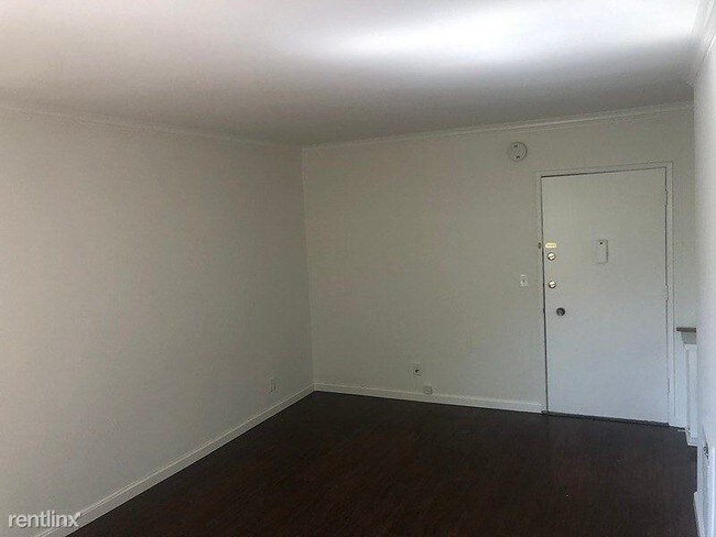 Building Photo - 802 N W Knoll Dr