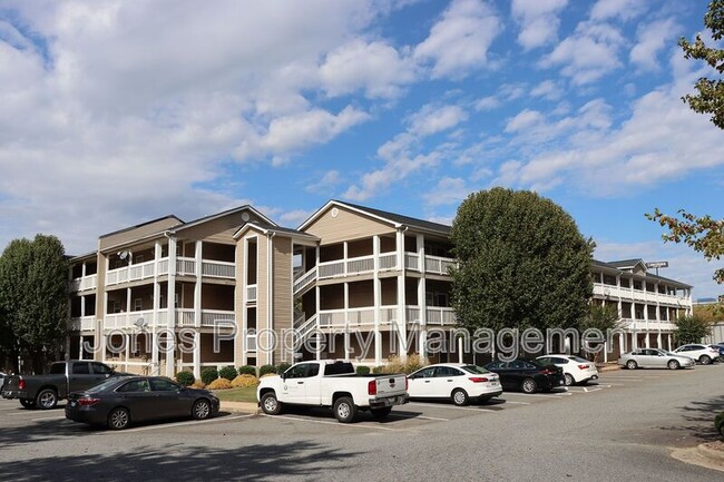 Building Photo - 301 Country Club Dr NE