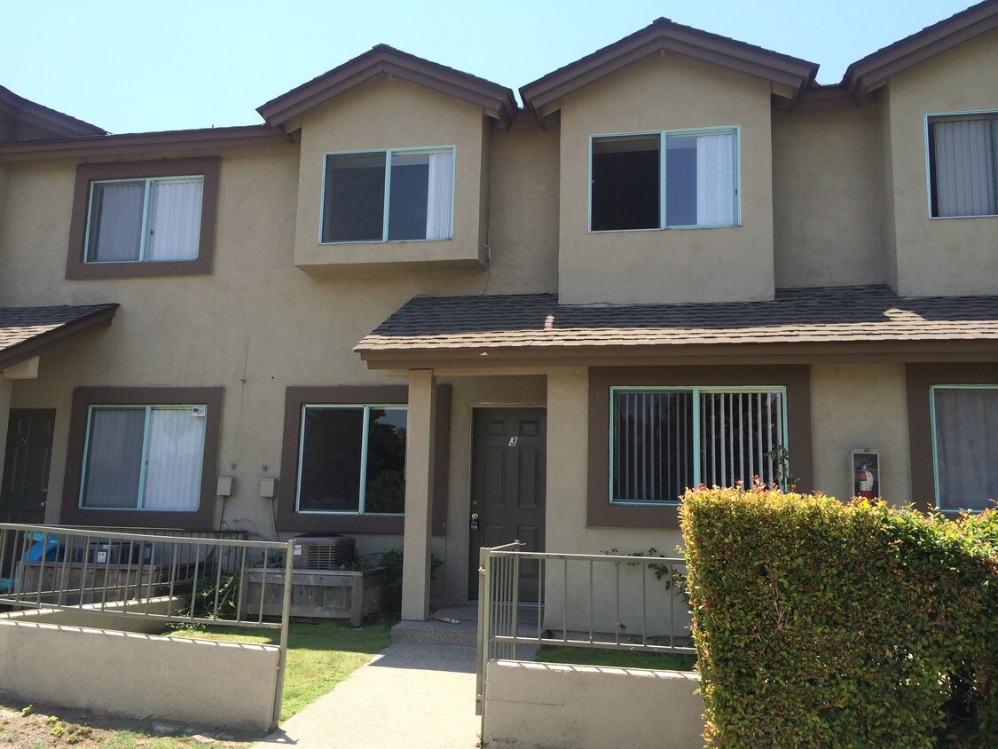 Primary Photo - 6431 Los Robles Ave