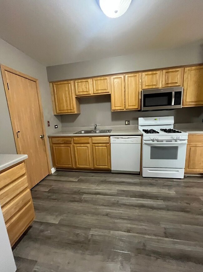 Building Photo - Runaway bay Condo Apartment
