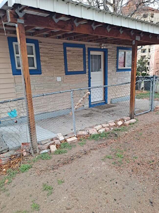 Foto del edificio - ALL PROSPECTIVE TENANTS MUST SUBMIT A $58 NON-REFUNDABLE APPLICATION FEE PER APPLICANT ONLINE AND...