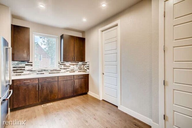 Foto del edificio - 2414 N Washington St