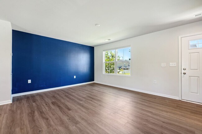 Foto del edificio - APPLICATIONS PENDING: Modern Comfort Meets...