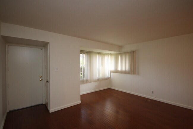Building Photo - 833 W Huntington Dr