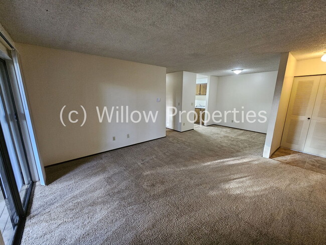 Building Photo - Two Bedroom Condo in North Tacoma