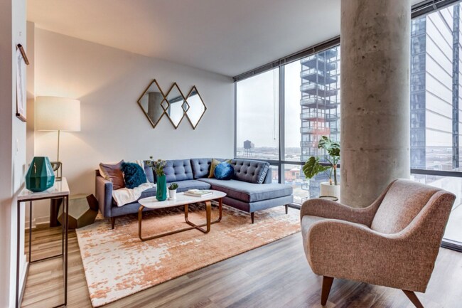 Building Photo - 830 W Blackhawk St