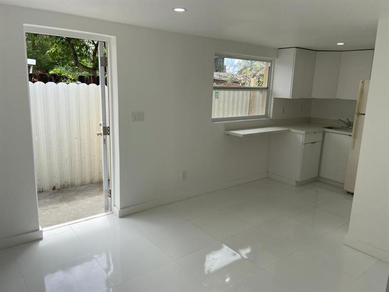 Foto del edificio - 8570 Taft St