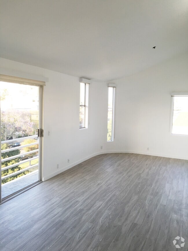 Building Photo - 8600 Burton Way