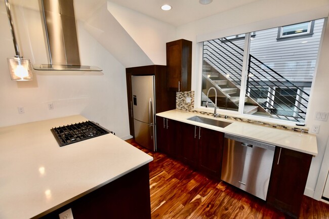 Building Photo - Gorgeous Eastlake Townhome - Stellar Locat...