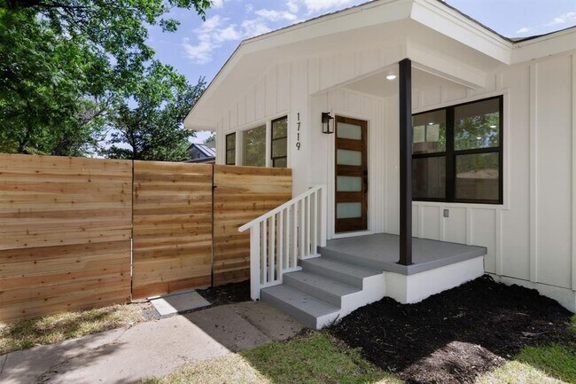 Building Photo - 1719 Aggie Ln