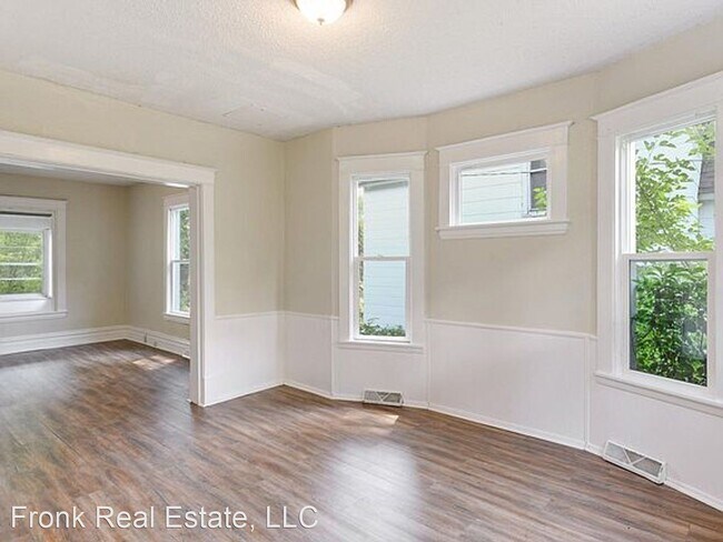 Foto del edificio - 5 br, 1 bath House - 3339 Fremont Ave N