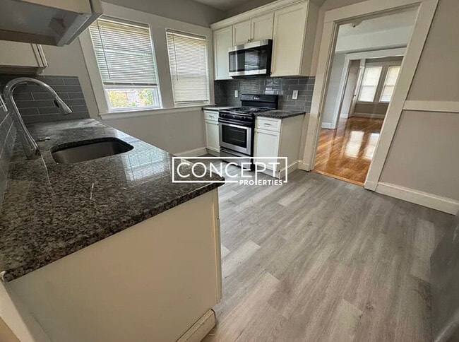 Building Photo - 28 School St