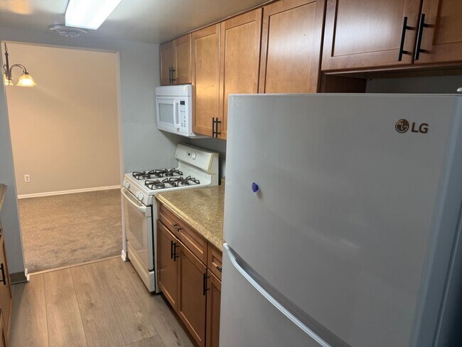 Foto del edificio - Bright & Spacious Condo in Sought-After Glenhardie Community