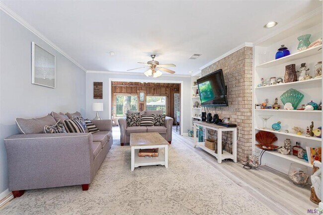 Foto del edificio - Beautiful 3BR/2BA Home with Sunroom, Formal Dining & Large Backyard