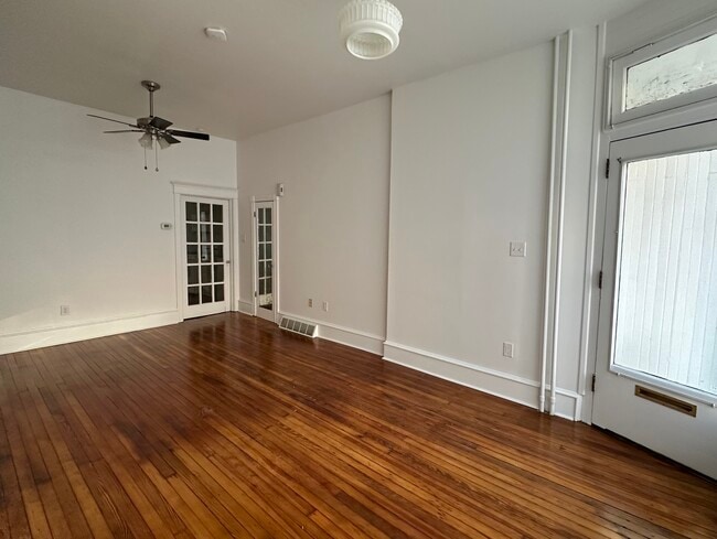 Sala de estar con ventana antigua. La habitación mide 6,25 m x 3,55 m. - 336 Fitzwater St