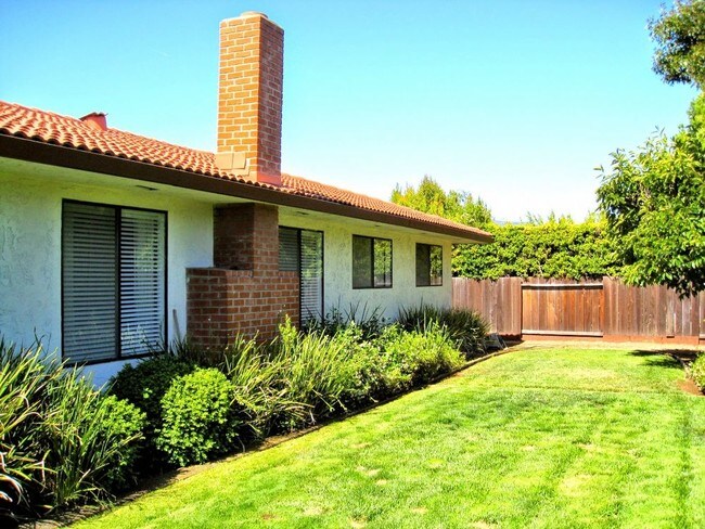 Building Photo - 1119 The Dalles Ave