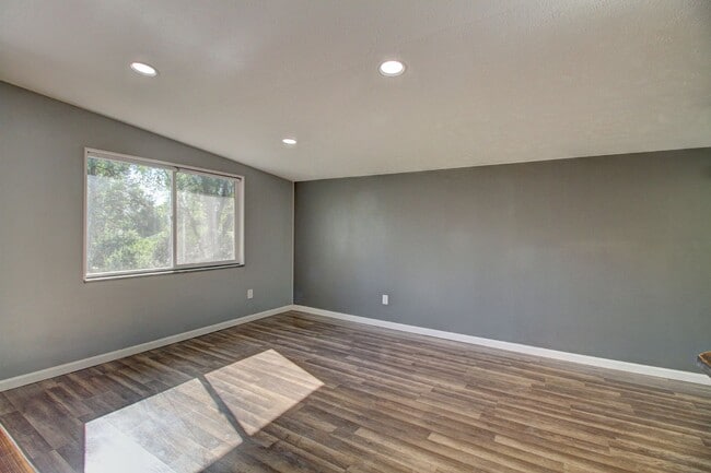 Building Photo - Remodeled 2 Bedroom in Lakewood! Great Loc...