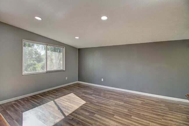 Foto del edificio - Remodeled 2 Bedroom in Lakewood! Great Loc...