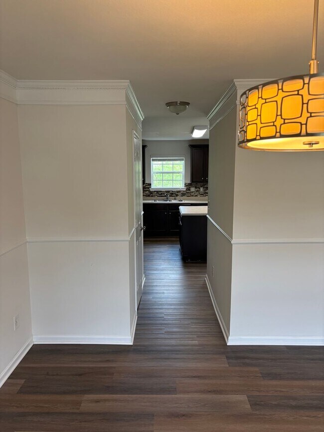 Foto del edificio - Large Four Bedroom Home In North Charlotte