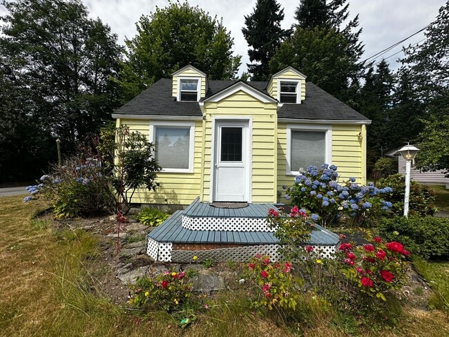 Building Photo - Charming 3-Bedroom Home in the Heart of Ev...