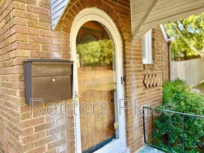 Building Photo - 2233 N Denver Blvd