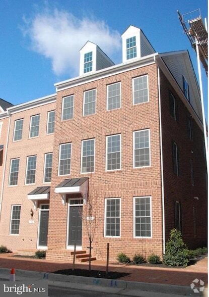 Building Photo - 246 Cres Station Terrace SE
