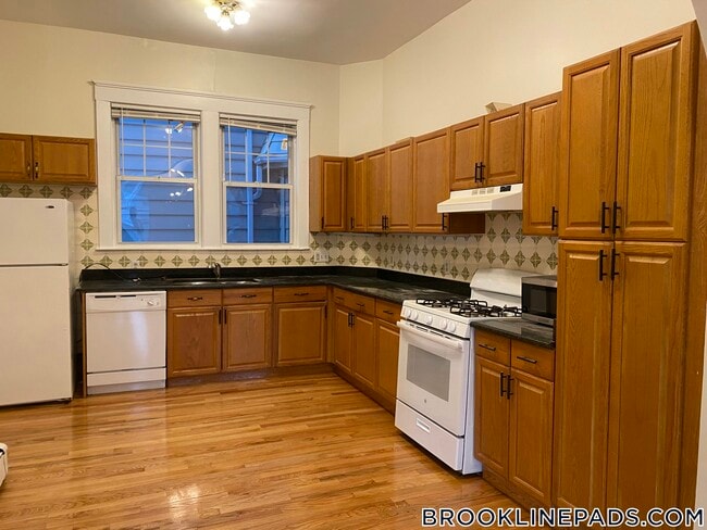 Building Photo - 38 Babcock St