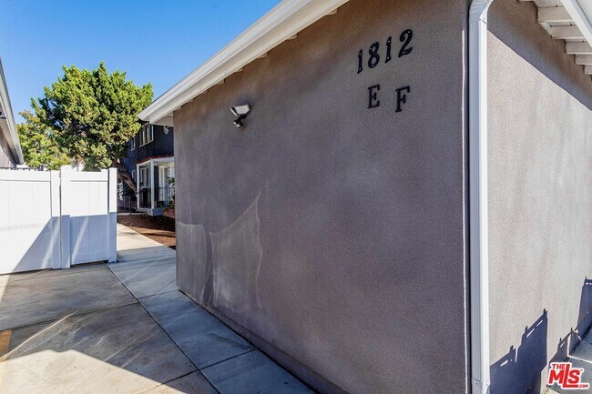 Foto del edificio - 1812 W Glenoaks Blvd