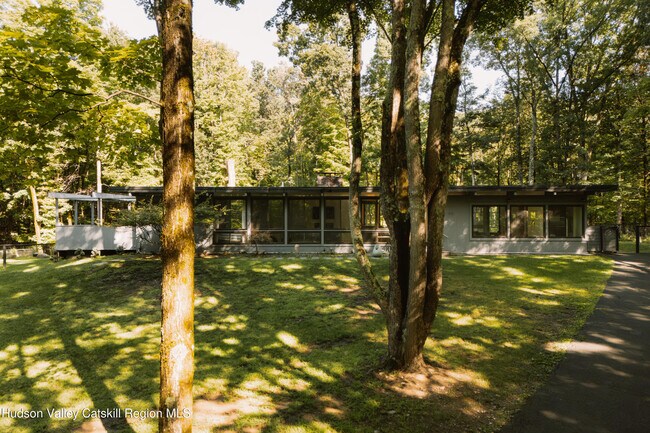 Foto del edificio - 191 Ridge Rd