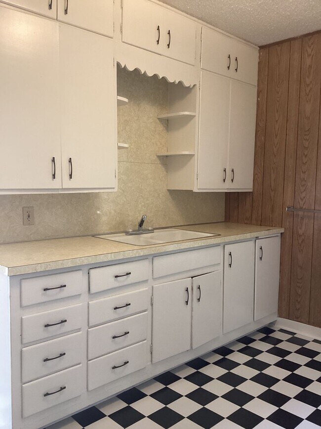 Building Photo - Cute 2 Bedroom with a little historical charm!  One block from ENMU!