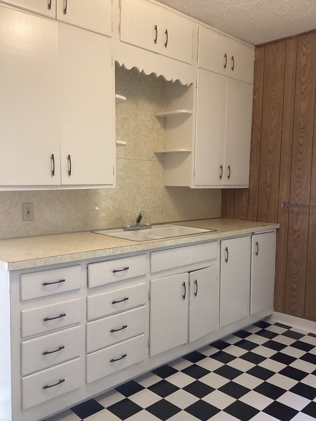 Foto del edificio - Cute 2 Bedroom with a little historical charm!  One block from ENMU!