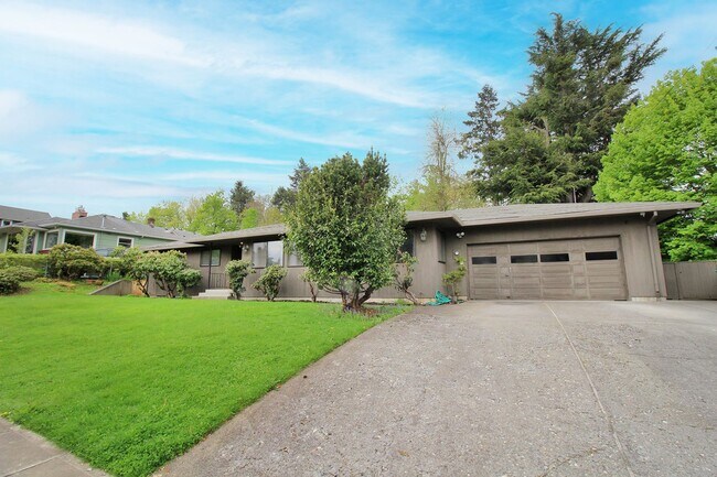 Foto del edificio - Sprawling Remodeled 3 Bed/3 Bath Mid-Century South Tabor Gem on a Huge Lot!