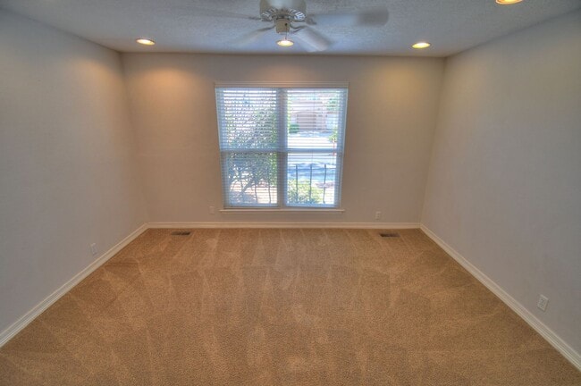 Building Photo - Cute Two Bedroom (possible 3rd Bedroom) in...