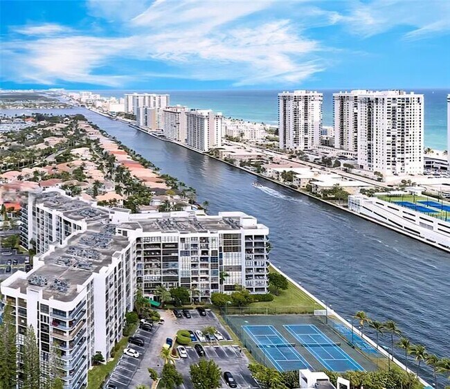 Foto del edificio - 1000 Parkview Dr
