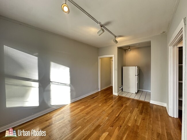 Building Photo - 515 W Melrose St