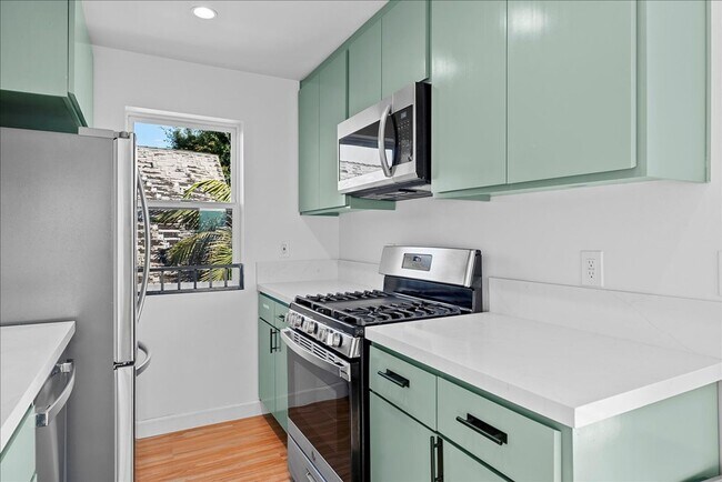 Building Photo - Modern Three Story Apartment!