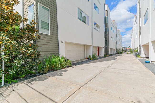 Foto del edificio - Welcome to this absolutely STUNNING Townhome!!