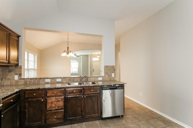 Building Photo - 613 Talon Dr