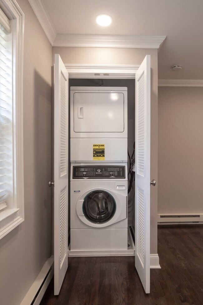 Foto del interior - Regency Manor: In-Unit Washer & Dryer, Col...