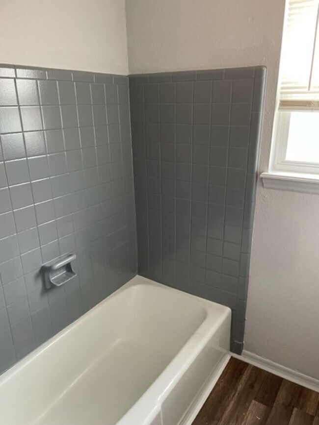 Building Photo - Stunning 3 Bed 2 Bath duplex