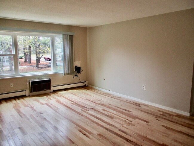 Building Photo - B5 Colonial Dr