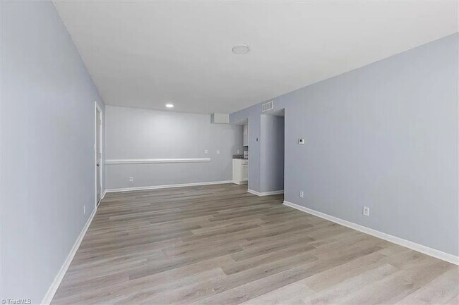 Foto del edificio - Room in Condo on North O.Henry Boulevard