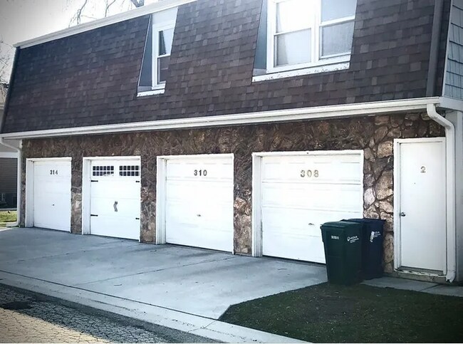 Foto del edificio - 310 Farmingdale Cir