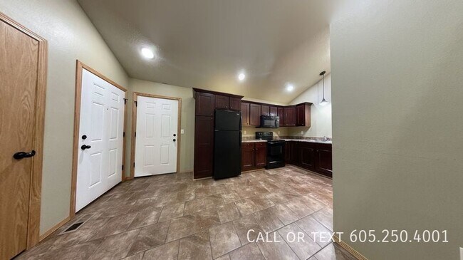 Building Photo - 2 Bedroom 1.5 Bathroom Townhome w/ a Singl...