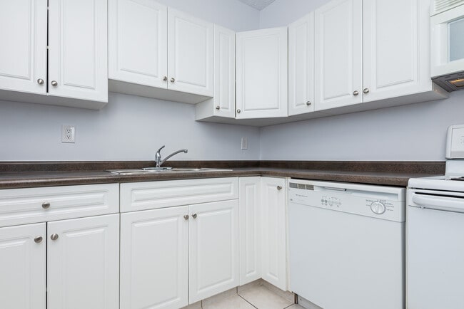 Building Photo - Grand Central Manor