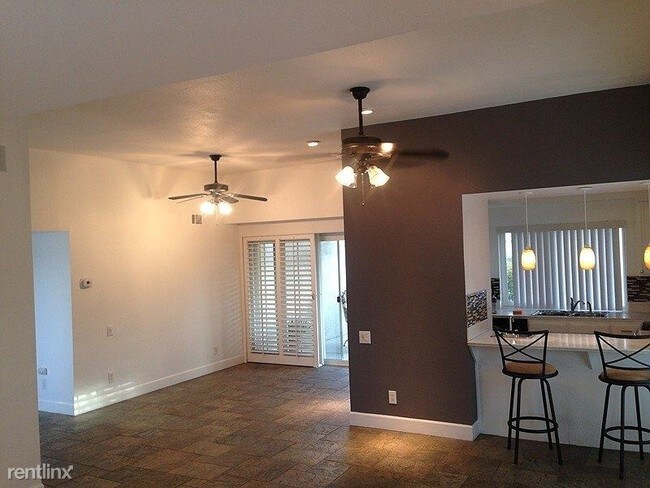 Building Photo - 2 br, 2 bath Condo - 4953 Paradise Plaza