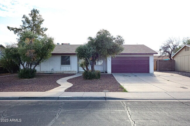 Building Photo - 1047 W Cornell Dr